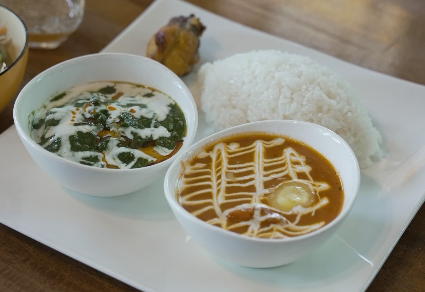 カレー2種＋サラダ＋チキン1本＋ライス