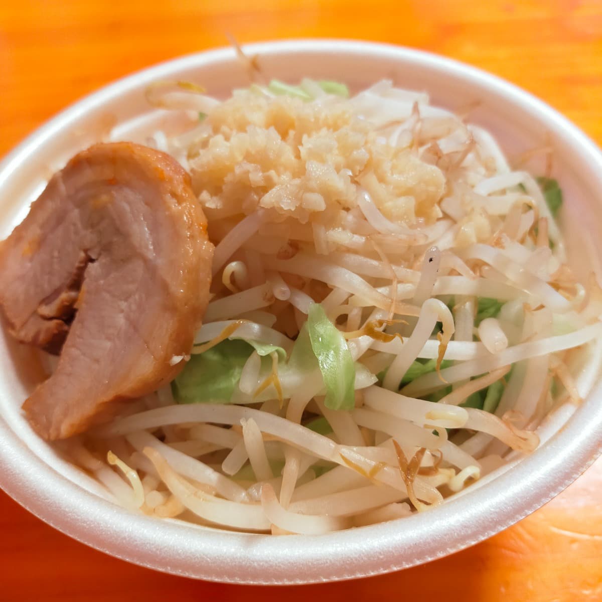 野菜マシマシまぜそば（もやし・キャベツ・豚1枚・ニンニク）