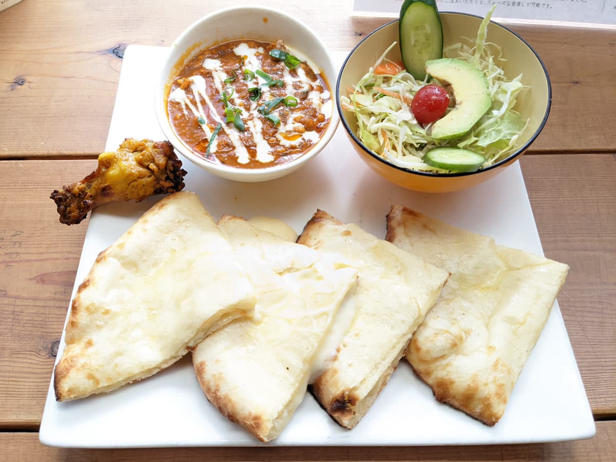 キーマカレーチーズナンセット(サラダ付き)